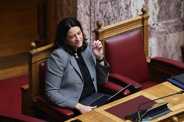 Οι εργοδότες χειροκρότησαν το 13ωρο της Κεραμέως