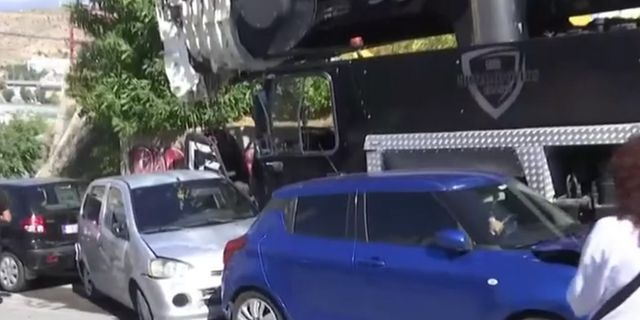 Κερατσίνι: Γερανός έπεσε σε σταθμευμένα οχήματα
