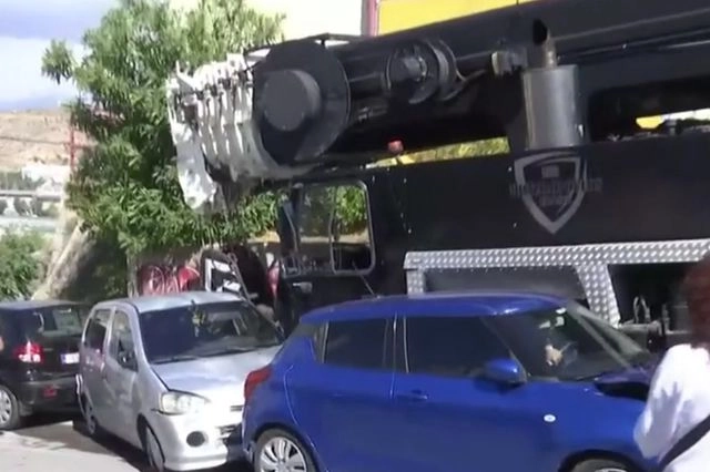 Κερατσίνι: Γερανός έπεσε σε σταθμευμένα οχήματα