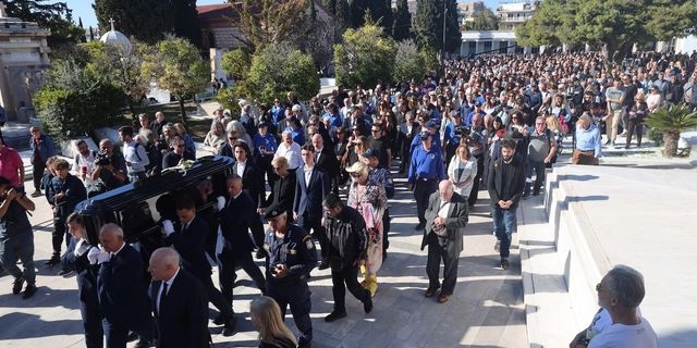 Των Ελλήνων οι κοινότητες αποχαιρέτησαν τον Διονύση Σαββόπουλο