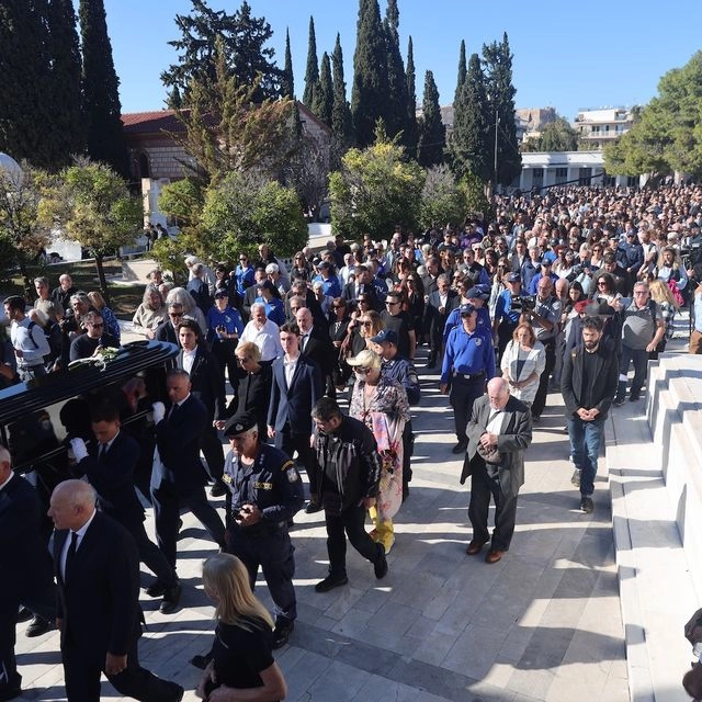 Των Ελλήνων οι κοινότητες αποχαιρέτησαν τον Διονύση Σαββόπουλο