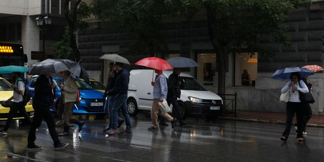 Άνοιξαν οι ουρανοί στην Αττική: Έντονη καταιγίδα και χάος στους δρόμους