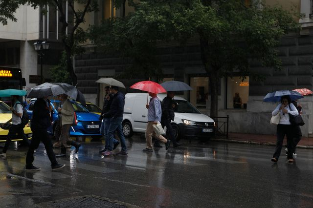 Άνοιξαν οι ουρανοί στην Αττική: Έντονη καταιγίδα και χάος στους δρόμους