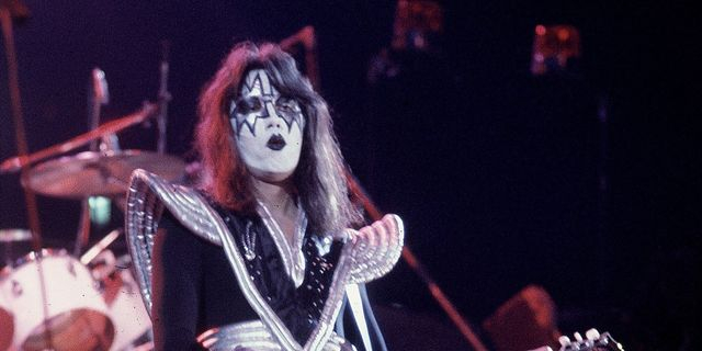 O Ace Frehley ερμηνεύει επί σκηνής με την μπάντα του KISS