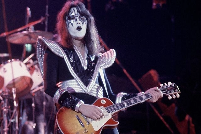 O Ace Frehley ερμηνεύει επί σκηνής με την μπάντα του KISS