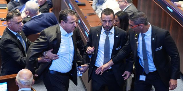 Βίντεο: Επεισόδιο κατά την ομιλία Τραμπ στην Κνεσέτ – “Πήραν σηκωτό” βουλευτή