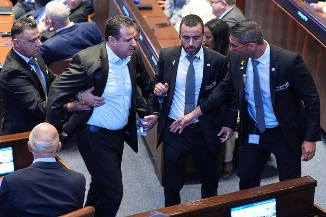 Βίντεο: Επεισόδιο κατά την ομιλία Τραμπ στην Κνεσέτ – “Πήραν σηκωτό” βουλευτή