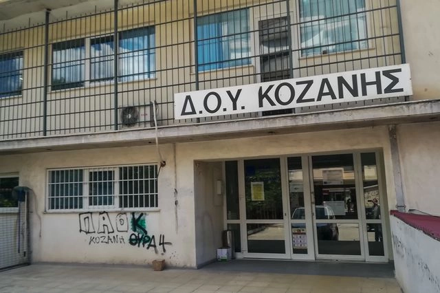Επίθεση με τσεκούρι στη ΔΟΥ Κοζάνης: Ισόβια και 26 χρόνια στον δράστη