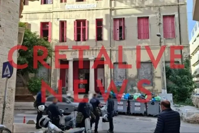 Ηράκλειο: Έφοδος της ΕΛΑΣ στην κατάληψη του Ευαγγελισμού – Προσαγωγές και συλλήψεις για την επίθεση στον Βορίδη