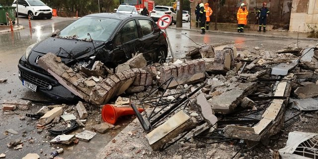 Λαύριο: Η στιγμή της κατάρρευσης του μπαλκονιού – Βίντεο