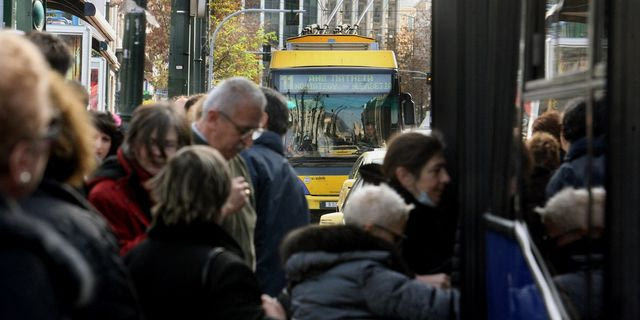 “Είμαστε σαν σαρδέλες μέσα στα λεωφορεία” – Ταλαιπωρία για τους πολίτες οι μετακινήσεις με ΜΜΜ