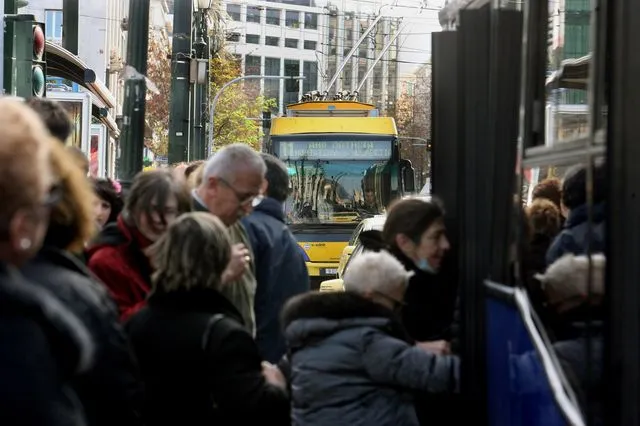 “Είμαστε σαν σαρδέλες μέσα στα λεωφορεία” – Ταλαιπωρία για τους πολίτες οι μετακινήσεις με ΜΜΜ