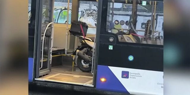 Οδηγός λεωφορείου μεταφέρει τη μηχανή του με το… λεωφορείο