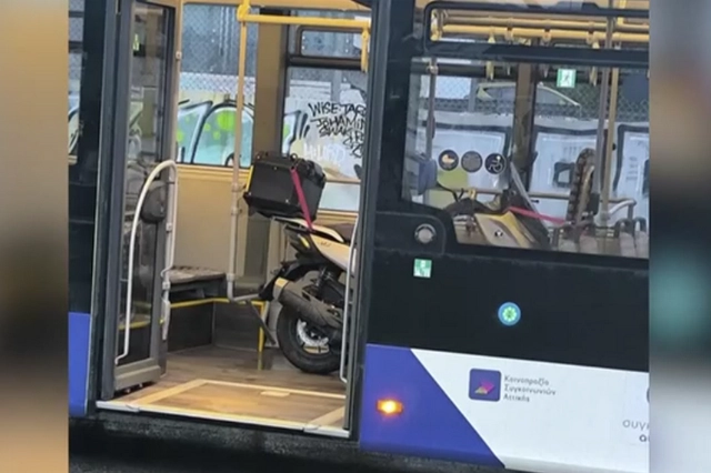 Οδηγός λεωφορείου μεταφέρει τη μηχανή του με το… λεωφορείο
