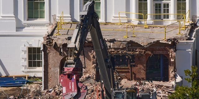 Κατεδαφίζεται η Ανατολική Πτέρυγα του Λευκού Οίκου