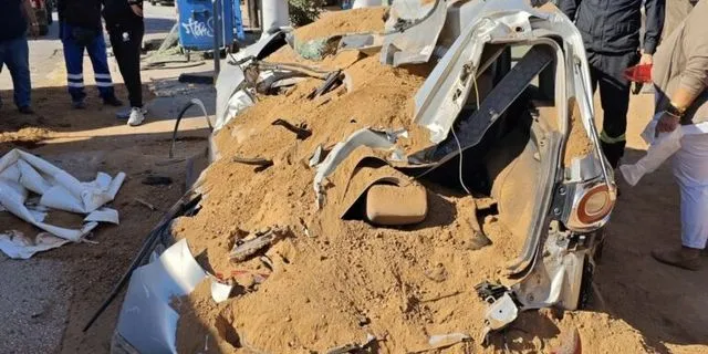 Βάρη: Νταλίκα καταπλάκωσε αυτοκίνητο έξω από βενζινάδικο – Βίντεο