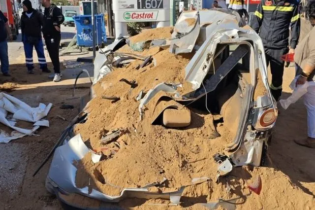 Βάρη: Νταλίκα καταπλάκωσε αυτοκίνητο έξω από βενζινάδικο – Βίντεο