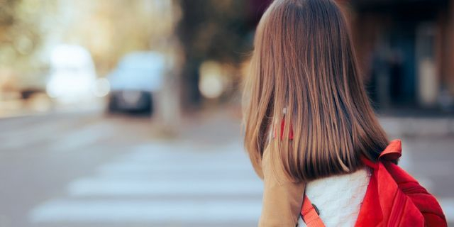 Θύμα απόπειρας βιασμού και ληστείας ανήλικη σε στάση λεωφορείου στην Πετρούπολη