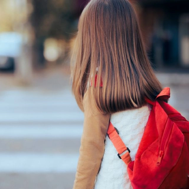 Θύμα απόπειρας βιασμού και ληστείας ανήλικη σε στάση λεωφορείου στην Πετρούπολη