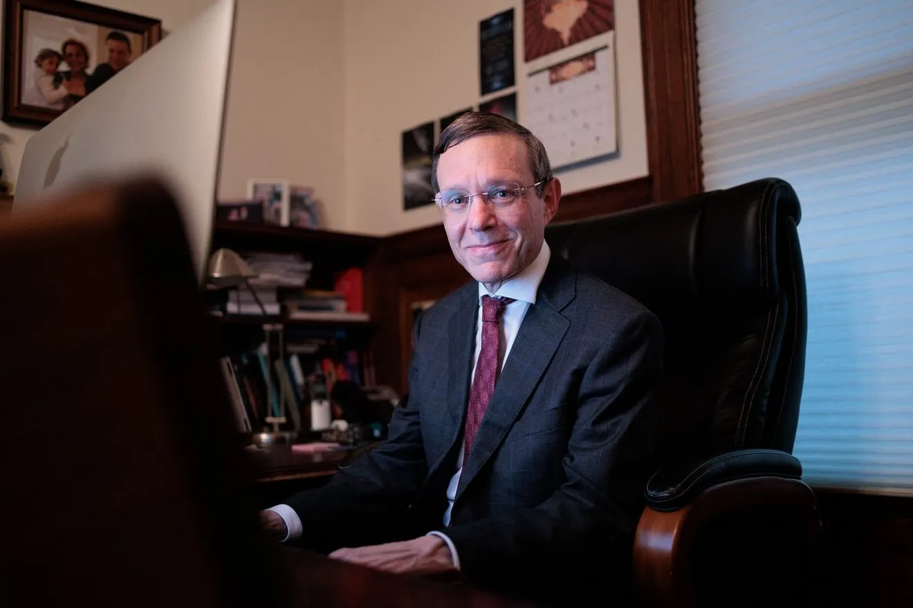 Αστροφυσικός του Χάρβαρντ λέει πως “εξωγήινο baby monitor” παρακολουθεί τη Γη