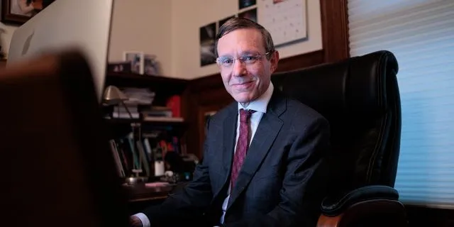 Αστροφυσικός του Χάρβαρντ λέει πως “εξωγήινο baby monitor” παρακολουθεί τη Γη