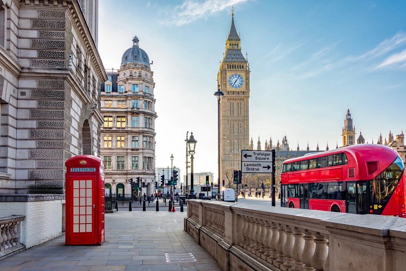 Ο Big Ben και τα κόκκινα διώροφα λεωφορεία του Λονδίνου