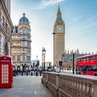 Ο Big Ben και τα κόκκινα διώροφα λεωφορεία του Λονδίνου