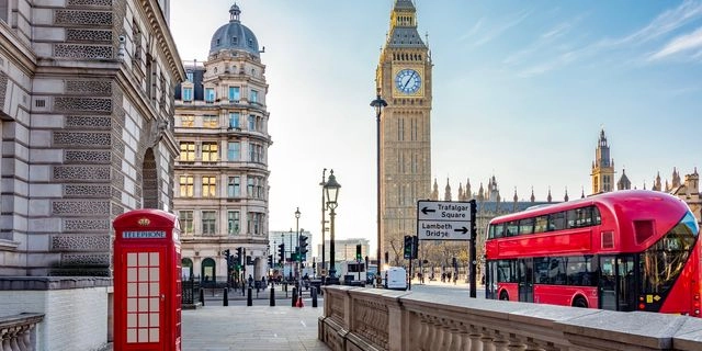 Ο Big Ben και τα κόκκινα διώροφα λεωφορεία του Λονδίνου