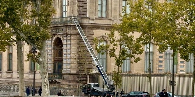 To γερανοφόρο όχημα που χρησιμοποίησαν οι ληστές στο Λούβρο