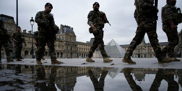 Αστυνομικές δυνάμεις στο Μουσείο του Λούβρου (αρχείου)