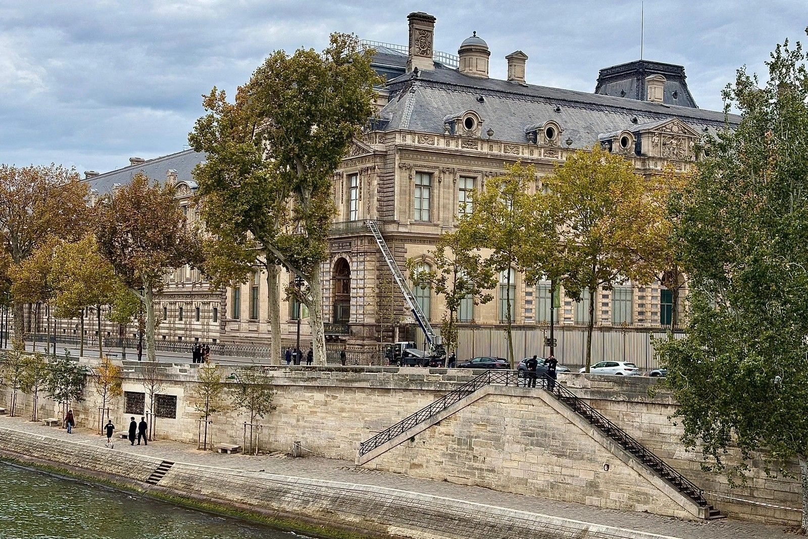 Ο γερανός που χρησιμοποίησαν οι ληστές στο μουσείο του Λούβρου