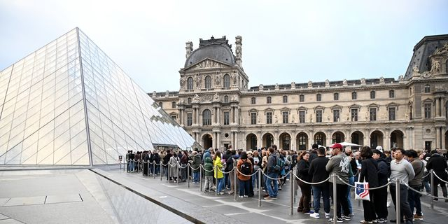 To Λούβρο άνοιξε τις πύλες του, τρεις ημέρες μετά την κινηματογραφική ληστεία