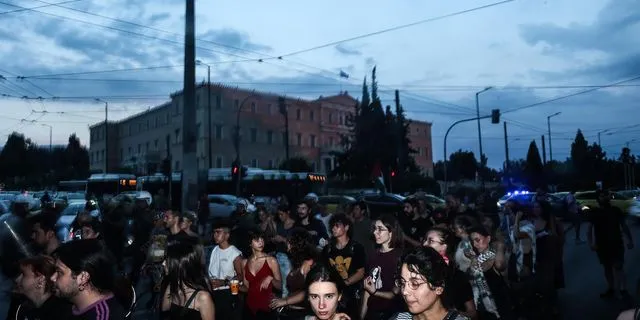 Γιατί μένει στην ίδια τάξη η δημοκρατία στην Ελλάδα;