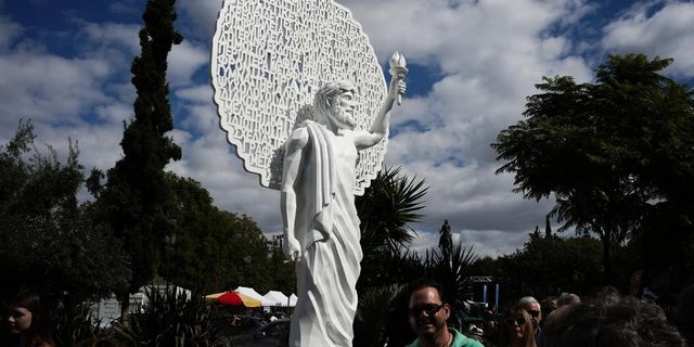 Γιατί έχει τόσα άσχημα αγάλματα η Αθήνα;