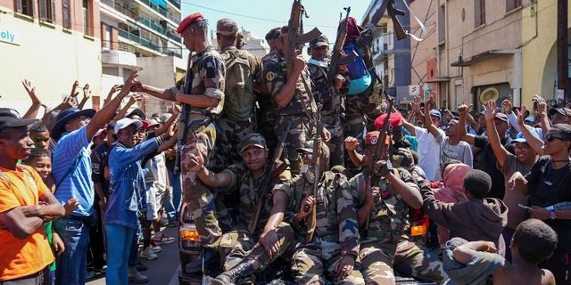 Μαδαγασκάρη: Συνταγματάρχης ανακοίνωσε ότι ο στρατός ανέλαβε την εξουσία