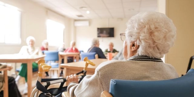 Μακροχρόνια φροντίδα: Στο ναδίρ οι δαπάνες στην Ελλάδα – Οικογένεια και εκκλησία τα “αναχώματα”