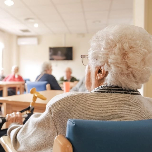 Στο ναδίρ οι δαπάνες στην Ελλάδα – Οικογένεια κι εκκλησία τα “αναχώματα”
