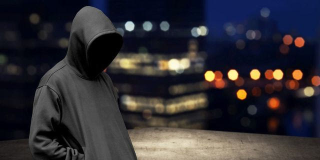 Φιγούρα νεαρού άνδρα στο σκοτάδι