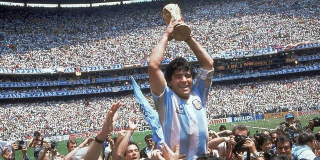 Ρομπέρτο Σέχας: Πέθανε ο άνθρωπος που κουβάλησε τον Μαραντόνα στους ώμους του το 1986