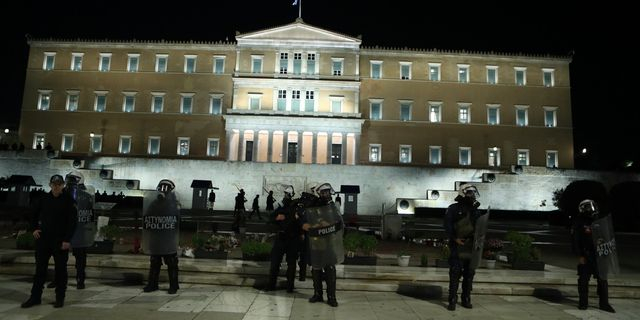 ΜΑΤ μπροστά από το μνημείο για τα Τέμπη
