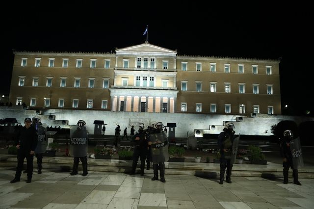 ΜΑΤ μπροστά από το μνημείο για τα Τέμπη