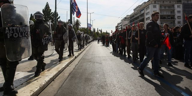 ΜΑΤ στο μνημείο για τα Τέμπη – “Να ξαναγράψουμε τα ονόματα” φώναζαν φοιτητές
