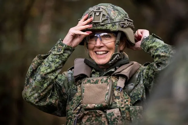 Ολλανδία: Σε ρόλο “κομάντο” η βασίλισσα Μάξιμα – Εμφανίστηκε με φούμο και στρατιωτική παραλλαγή