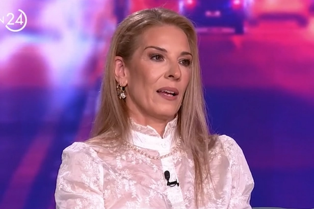 Αθηνά Μαξίμου: Έπρεπε να “μεγαλώσω” δύο γονείς, σε ένα χίπικο σπίτι – Δεν είχαν όρια