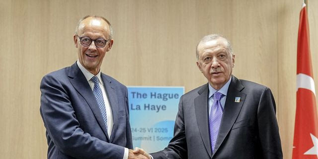 Καταιγισμός επικρίσεων για τον Μερτς μετά το “σιωπηλό” ταξίδι στην Άγκυρα