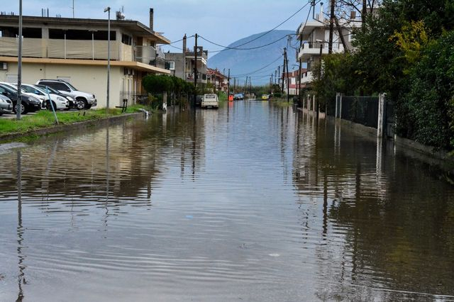 Κακοκαιρία: Ποτάμια οι δρόμοι στο Μεσολόγγι – Πότε υποχωρούν τα ισχυρά φαινόμενα