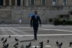 Ο Κυριάκος Μητσοτάκης στον χώρο μπροστά από το μνημείο του Αγνώστου Στρατιώτη