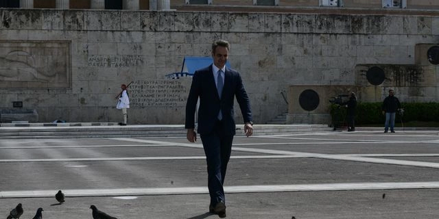Ο Κυριάκος Μητσοτάκης στον χώρο μπροστά από το μνημείο του Αγνώστου Στρατιώτη