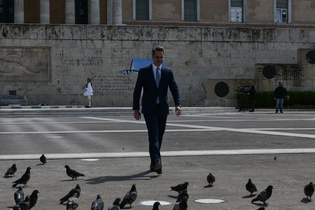 Ο Κυριάκος Μητσοτάκης στον χώρο μπροστά από το μνημείο του Αγνώστου Στρατιώτη