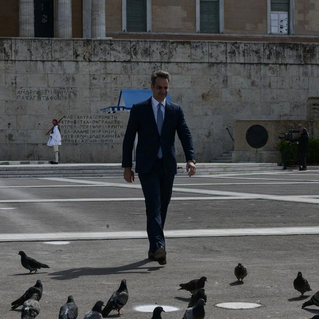 Ο Κυριάκος Μητσοτάκης στον χώρο μπροστά από το μνημείο του Αγνώστου Στρατιώτη